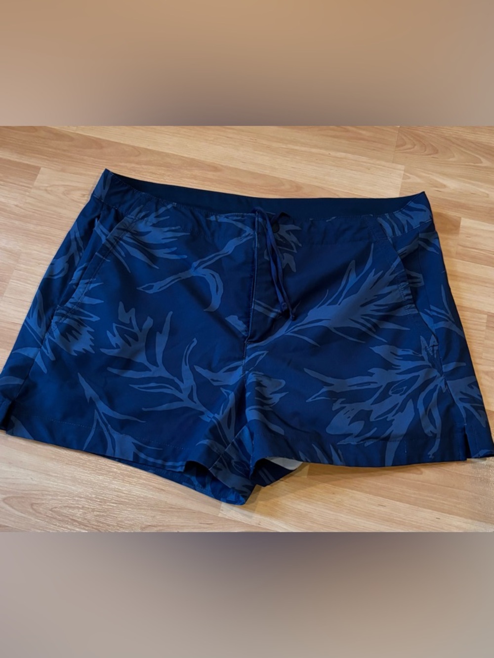 The North Face Women's Navy Blue‎ Floral-Print Athletic Shorts